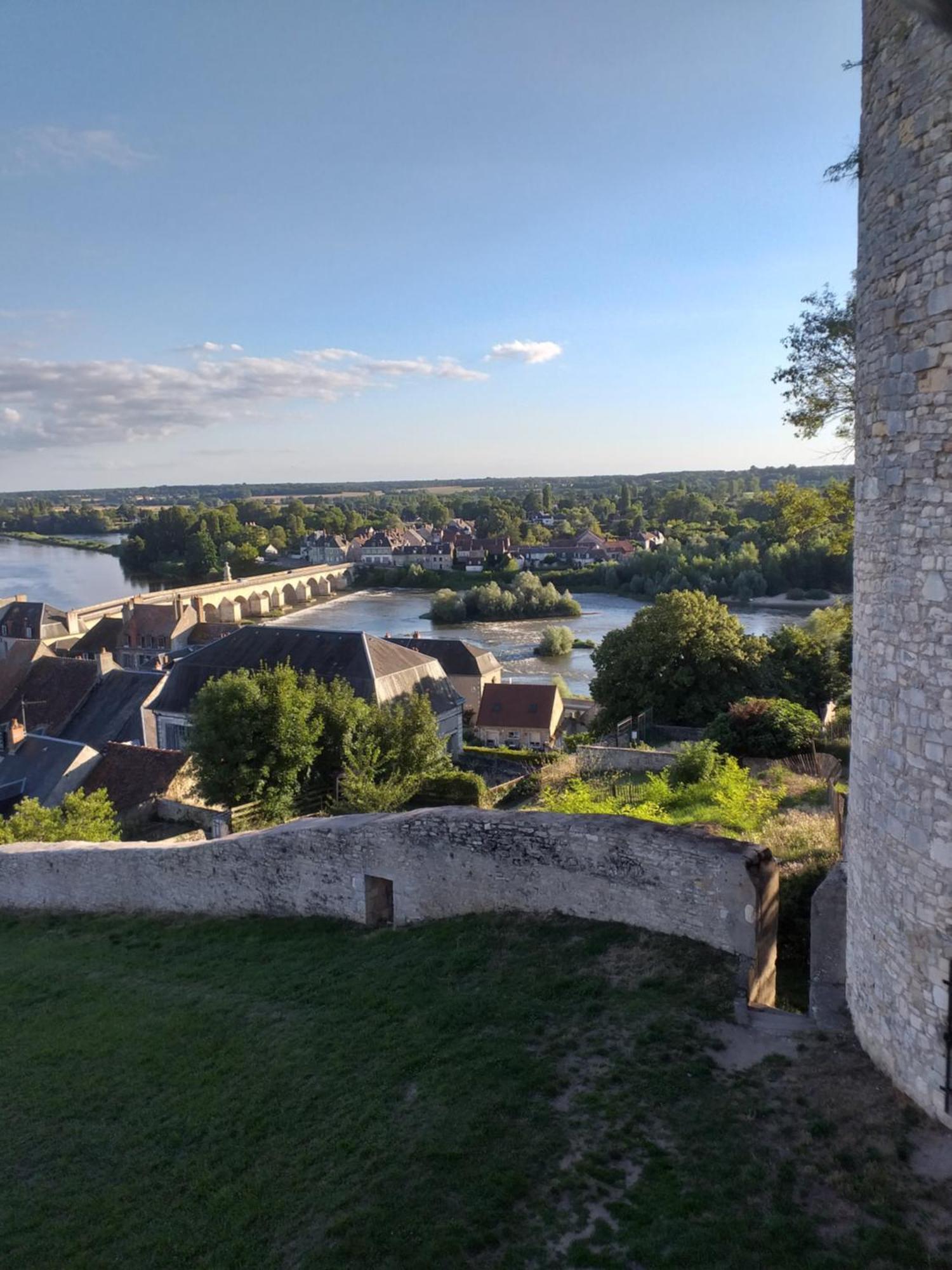 La Cour Du Chateau Ла-Шарите-сюр-Луар Экстерьер фото